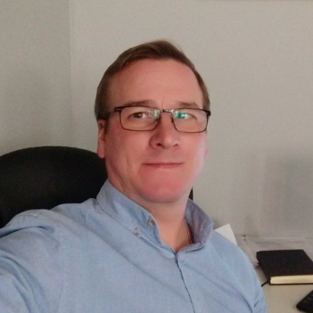 Василь - менеджер з продажу будинків